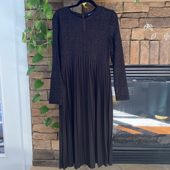 LACE PLEATED DRESS - Picture 2 of 4